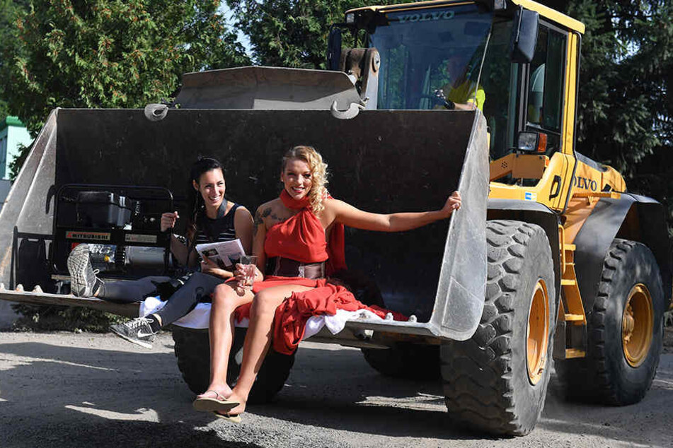 Abgefahren! Fotografin Amelie Jehmlich und Katharina Schwabe rollen im
Radlader zur Foto-Location.