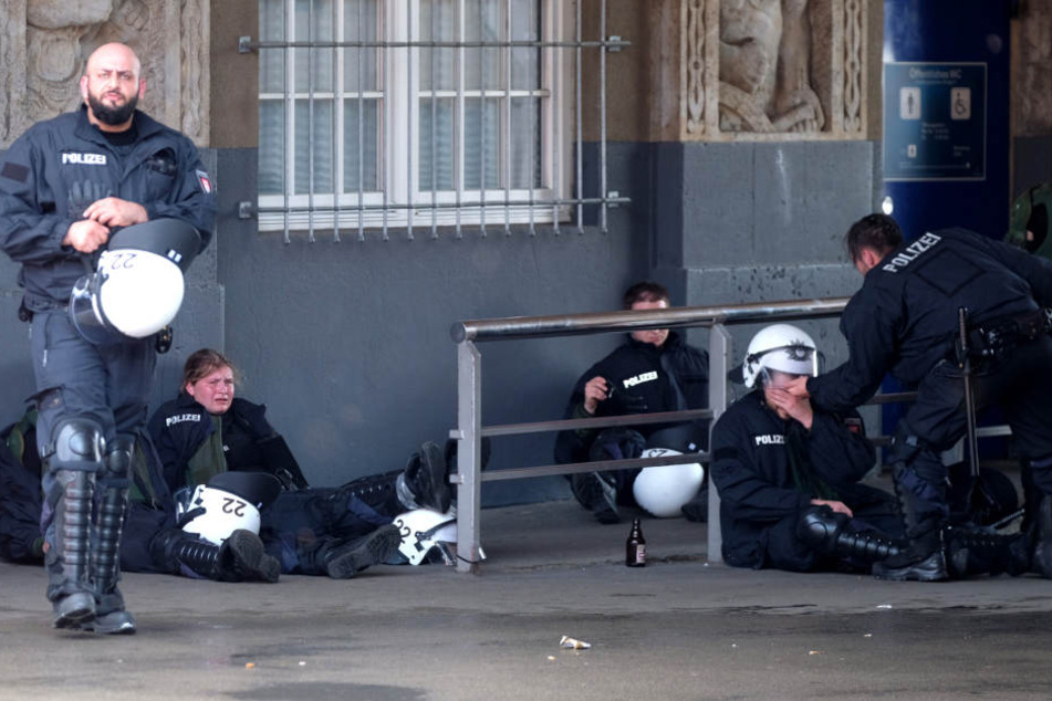 Erschöpft und mit den Kräften am Ende. Die Polizei in Hamburg ist im Dauereinsatz.