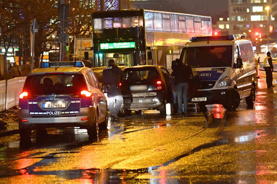 Der Fahrer und seine Begleiterin wurden festgenommen.