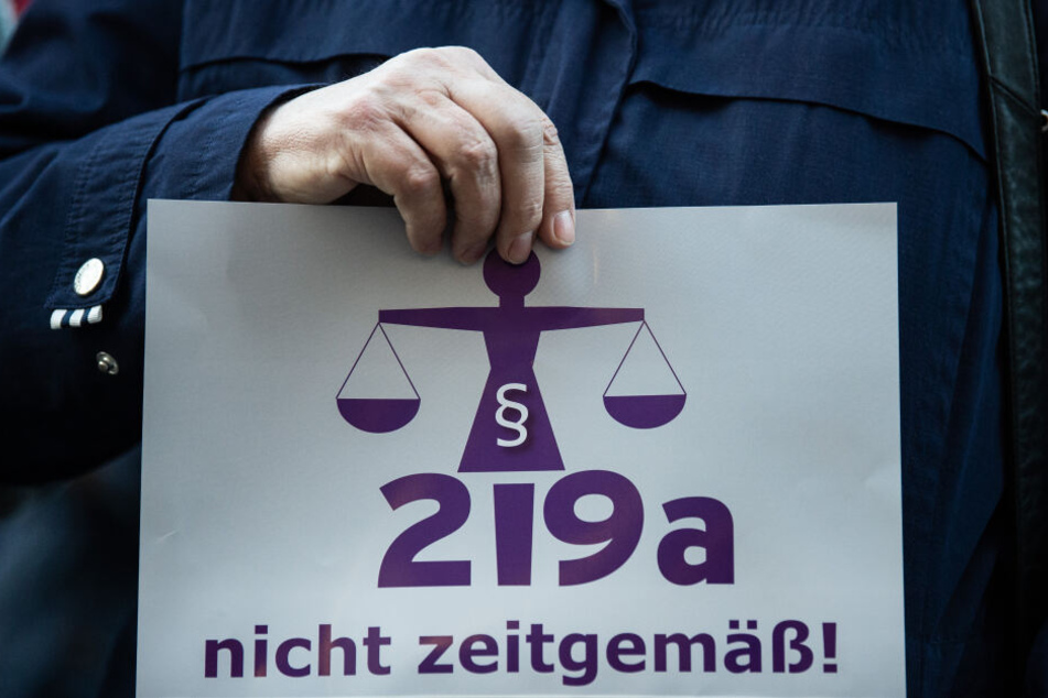 Die Regierung streitet schon seit langem über den Paragraf 219a: Er regelt, dass Ärzte keine Werbung für Schwangerschaftsabbrüche machen dürfen. (Archivbild)