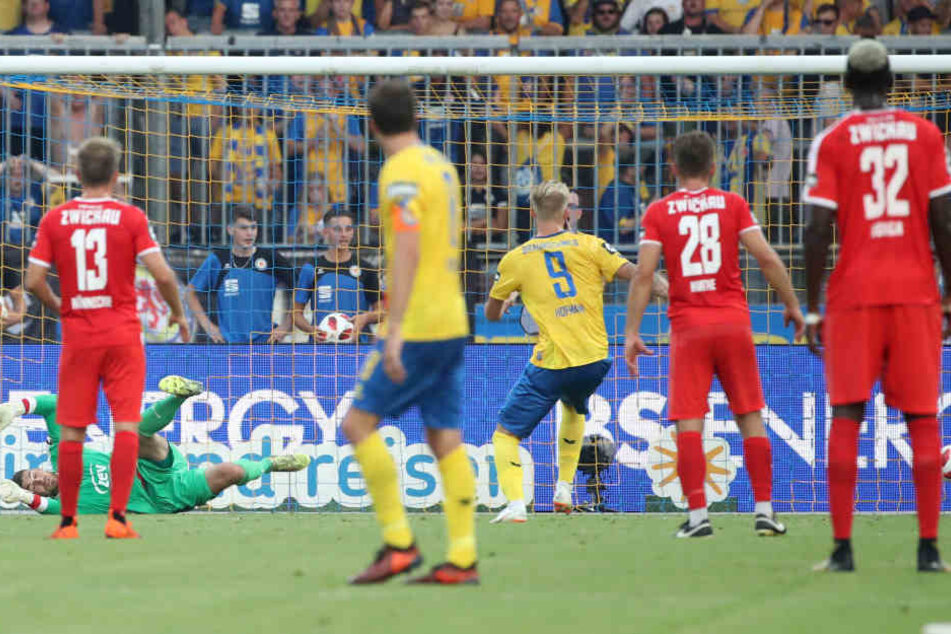 Ein fragwürdiger Elfmeter, aber Braunschweigs Philipp Hofmann nutzt ihn zum 1:1-Ausgleich.
