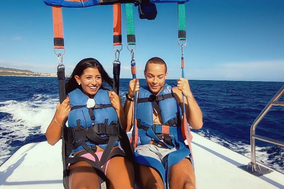 Eva und Andrej beim Parasailing.