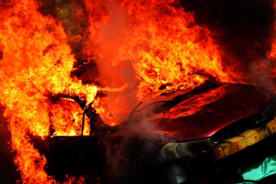 Der Wagen brannte nach Polizeiangaben komplett aus. (Symbolbild)