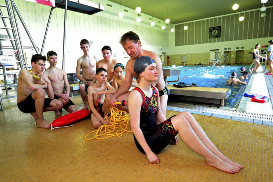 Nicht nur Sportvereine und Schulklassen sind vom Wassermangel betroffen, auch die DRK-Wasserwacht muss trainieren.