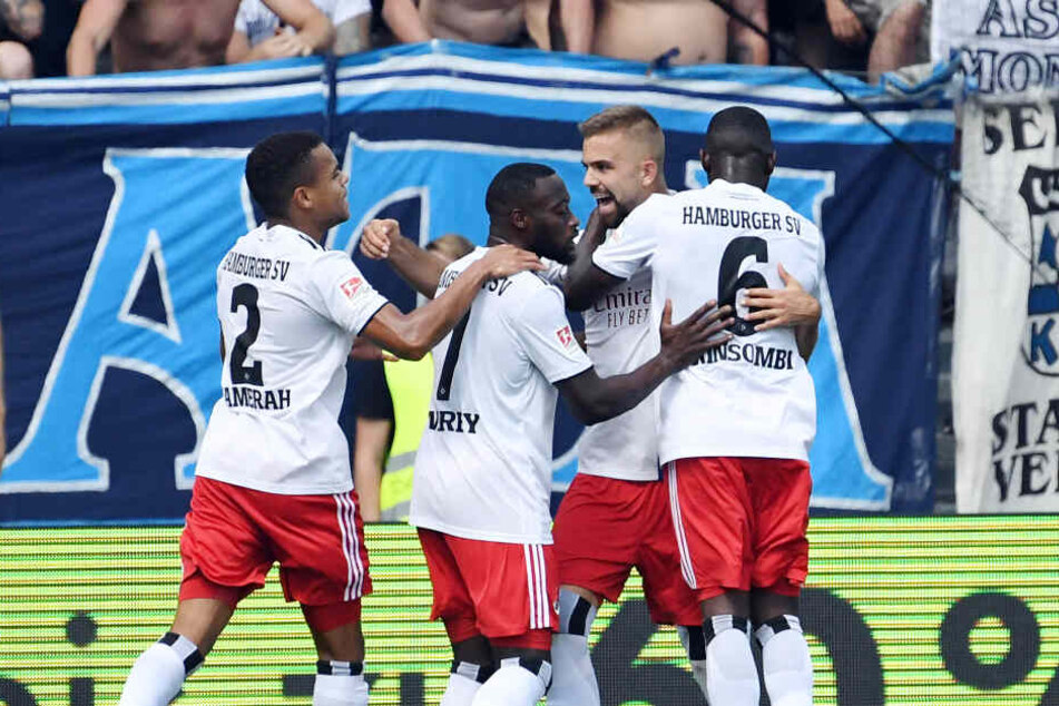 Der HSV jubelt über den Treffer von Lukas Hinterseer (Zweiter von rechts) zum 1:0.