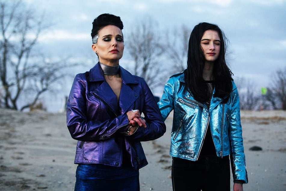 Wer ist genau wer? Die erwachsene Celeste (l., Natalie Portman) mit ihrer Tochter Albertine (Raffey Cassidy), die in den ersten zwei Akten die junge Celeste spielte.