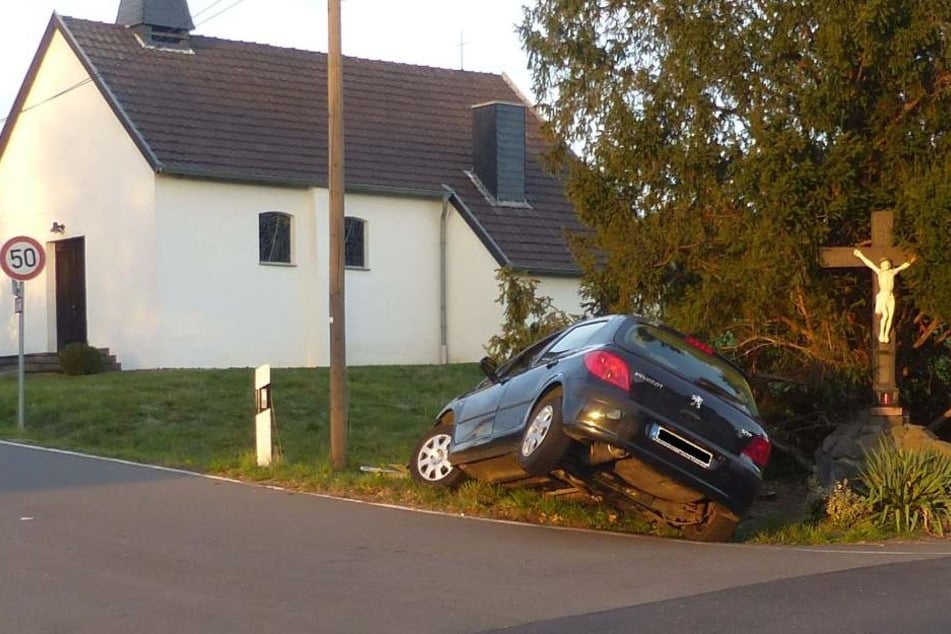 Der junge Unfallfahrer blieb am 12. Oktober unverletzt. Zuvor soll er mehrfach andere Autofahrer gefährdet haben.