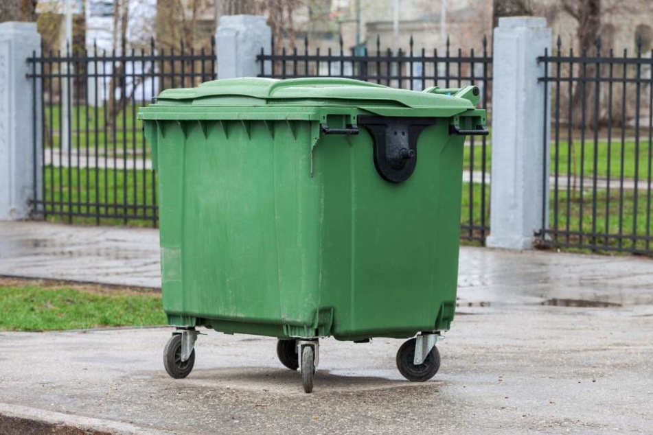 In einem Müllcontainer wurde die Leiche gefunden. (Symbolbild)