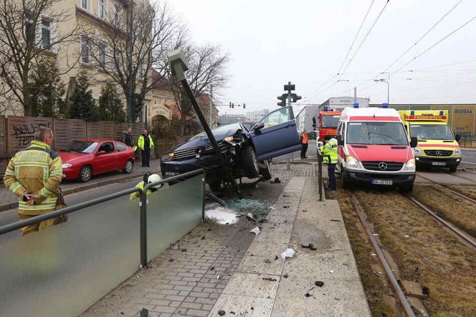 Der VW geriet auf die Absperrung der Haltestelle.