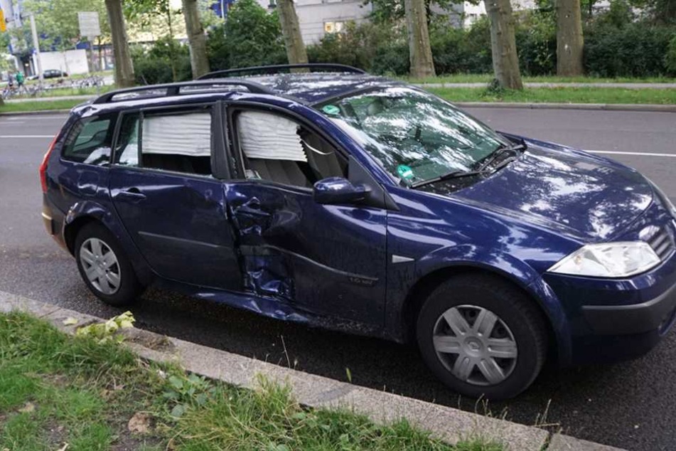 Auch die Insassen des Renaults mussten nach dem Unfall von den Rettungskräften behandelt werden.