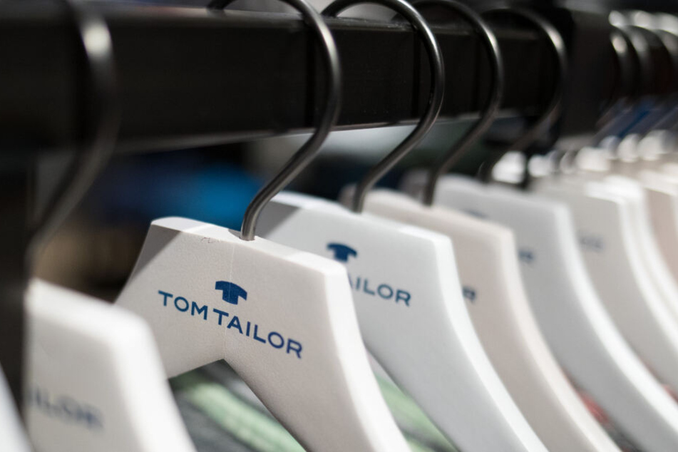 Bügel von Tom Tailor hängen an einer Kleiderstange.