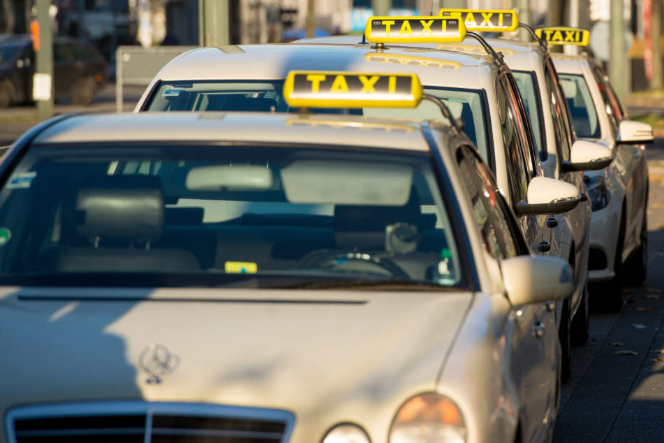 Donnerstagabend ging der Polizei am Flughafen Leipzig-Halle ein angetrunkener Taxi-Fahrer ins Netz (Symbolbild).
