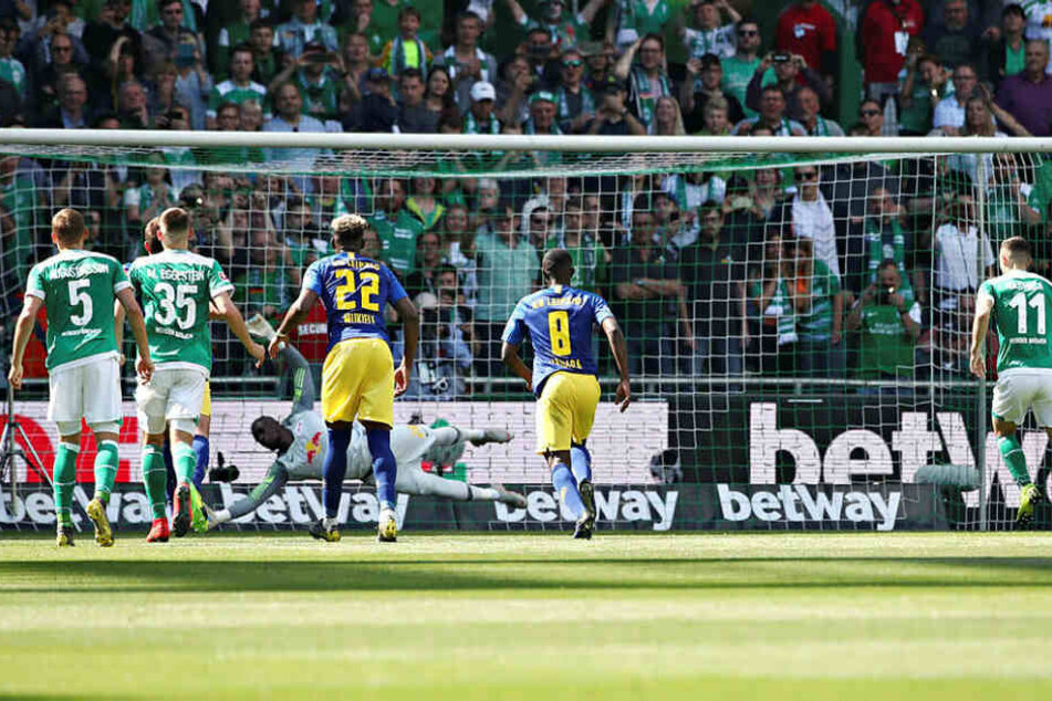 In der 35. Minute traf Milot Rashica (r.) per Elfmeter zum 1:0 für Bremen. Es war der erste Torschuss im gesamten Spiel.