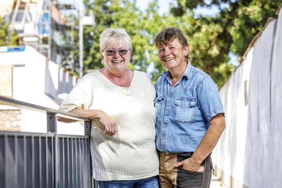 Seit mehr als zwei Jahrzehnten pflegen Angela (63, li.) und Gabriele Mierau (58) die tierischen Wahrzeichen von Torgau. In Liebe verbunden sind die beiden sympathischen Frauen seit 1988.