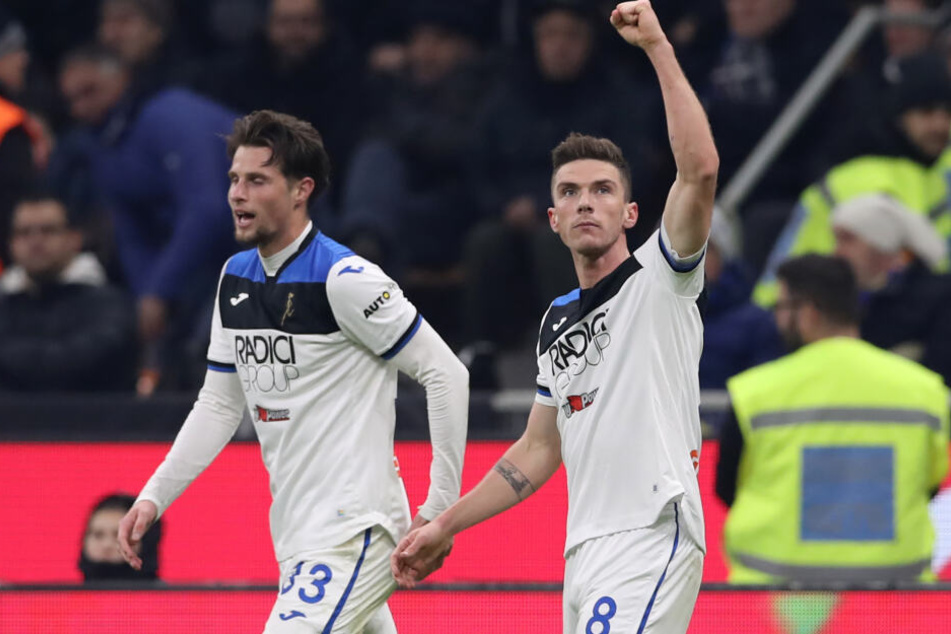 Robin Gosens (r.) wurde beim Spiel gegen den FC Turin offenbar von RB-Scouts beobachtet.