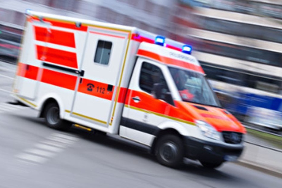 Ein Krankenwagen brachte die Schwerverletzte in ein Krankenhaus. (Symbolbild)