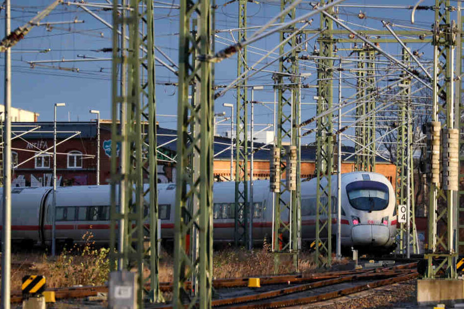 Auch am Hauptbahnhof Leipzig kam am Montagmorgen der Bahnverkehr fast vollständig zum Erliegen.