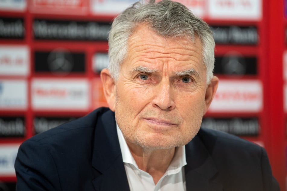 Der Präsident des VfB Wolfgang Dietrich bei einer Pressekonferenz.
