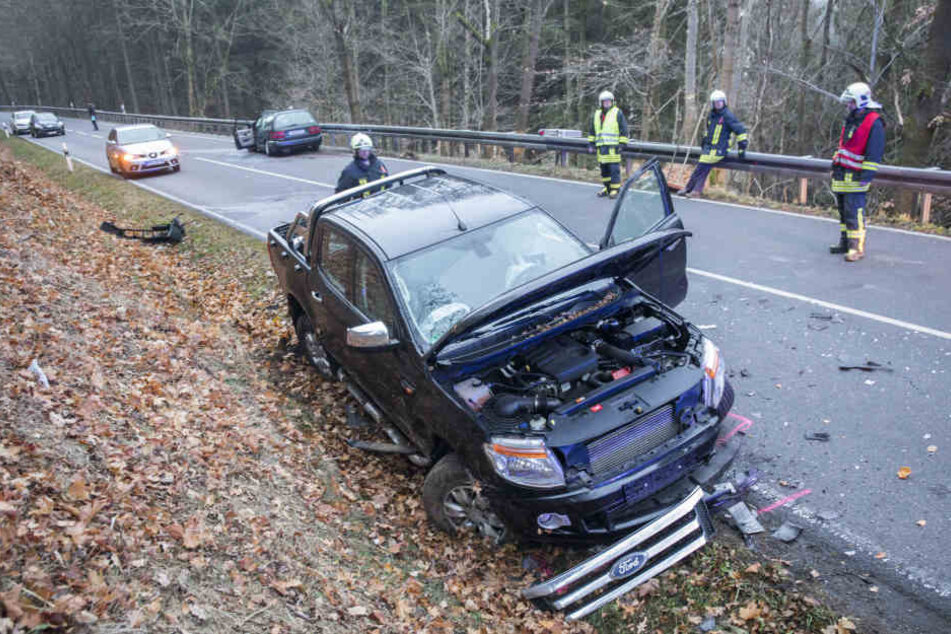 Ein VW krachte auf der S218 frontal in einen Ford Ranger.