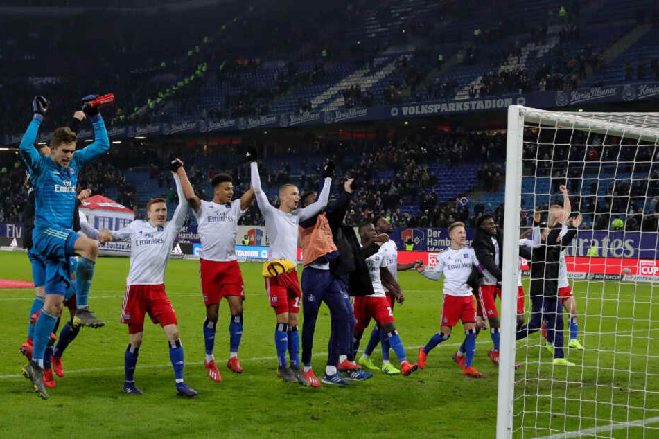 Nach der Partie feierte die Mannschaft vor der Fankurve.