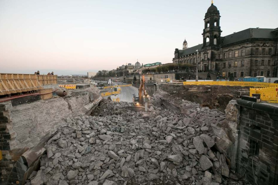 Innerhalb eines Tages hatten die Bagger den Betonbogen zerlegt.