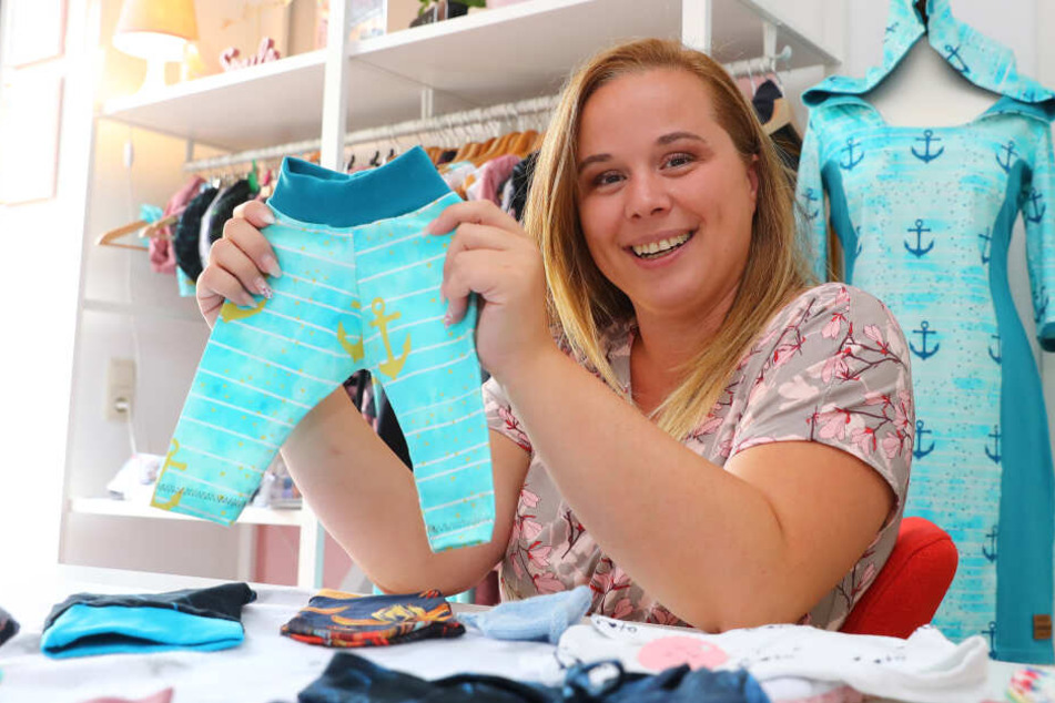 Weil es für die kleinen Früchten kaum etwas Passendes zu kaufen gibt, stellt Sandra Geisler in ihrem Nähstübchen Kleidung für die Kleinsten her.