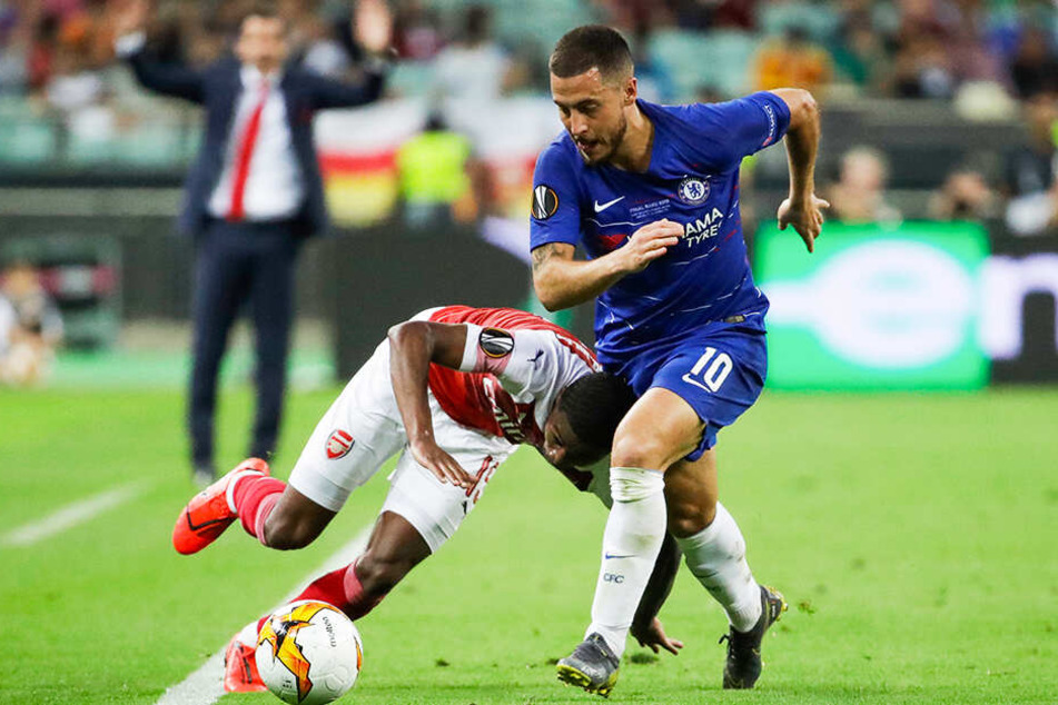 Chelseas Eden Hazard (r.) bereitete das 2:0 vor, erzielte das 3:0 und 4:1 selbst. Hier hat Arsenals Ainsley Maitland-Niles seine Probleme mit dem flinken Flügelflitzer.