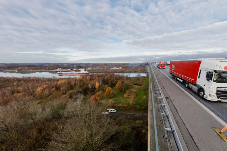 Die Rader Hochbrücke führt über den Nord-Ostsee-Kanal und muss neu gebaut werden.
