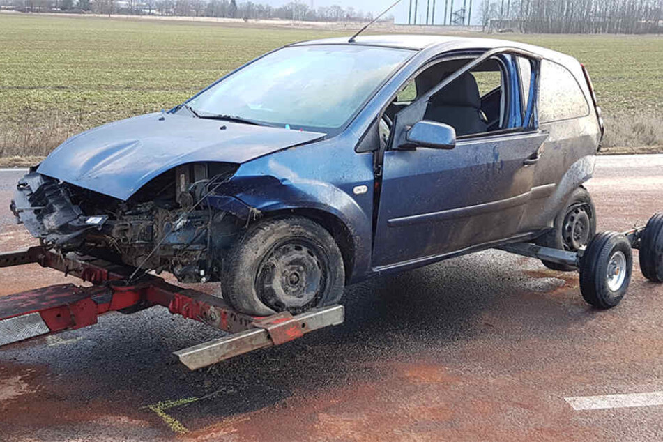 Der völlig demolierte Unfallwagen des tödlichen Verunglückten auf der B273.