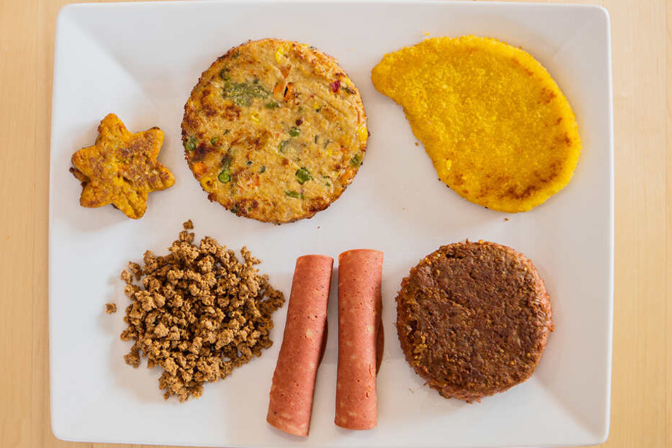 Verschiedene vegane und vegetarische Fleischersatzprodukte.