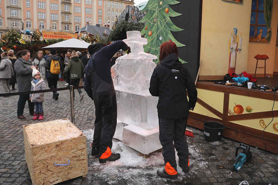 Die Künstler der "Eiswelt Dresden" schnitzen noch bis 23 Uhr Skulpturen aus Eis.