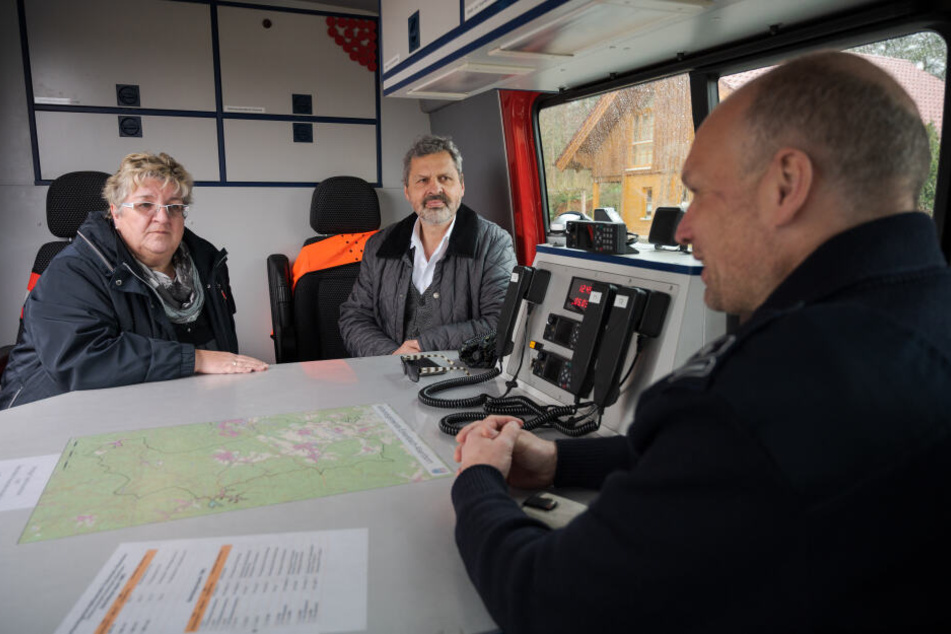 Berieten sich vor dem Haus des toten Bernhard Graumann (v.l.n.r.): Monika Rettig (SPD, Ortsbürgermeisterin Mehlingen), Andreas Alter (SPD, Verbandsbürgermeister von Enkenbach-Alsenborn) und Feuerwehrmann Heiko Becker.