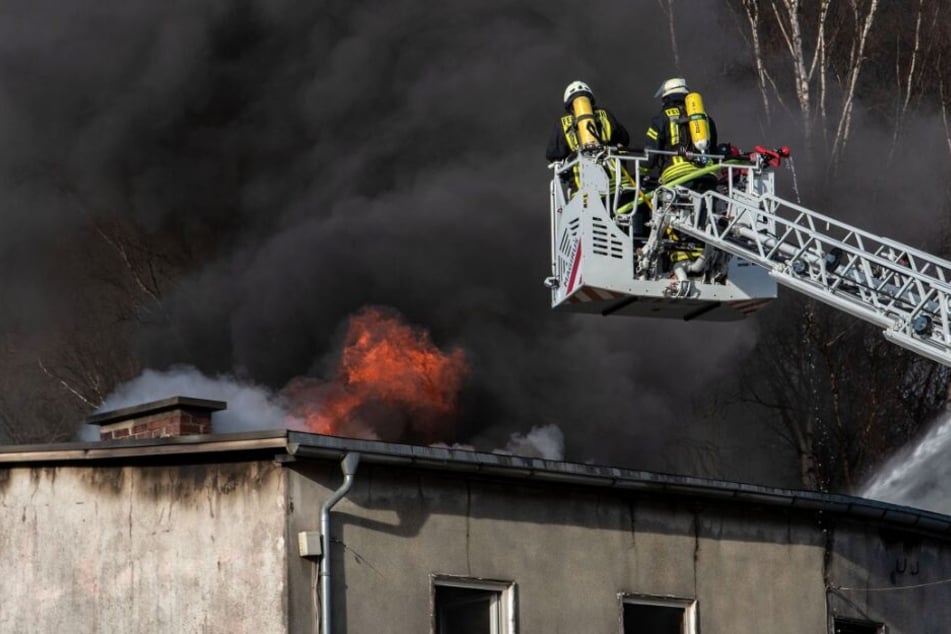 Die Feuerwehr kämpften gegen das Feuer und eine riesige Rauchwolke an.