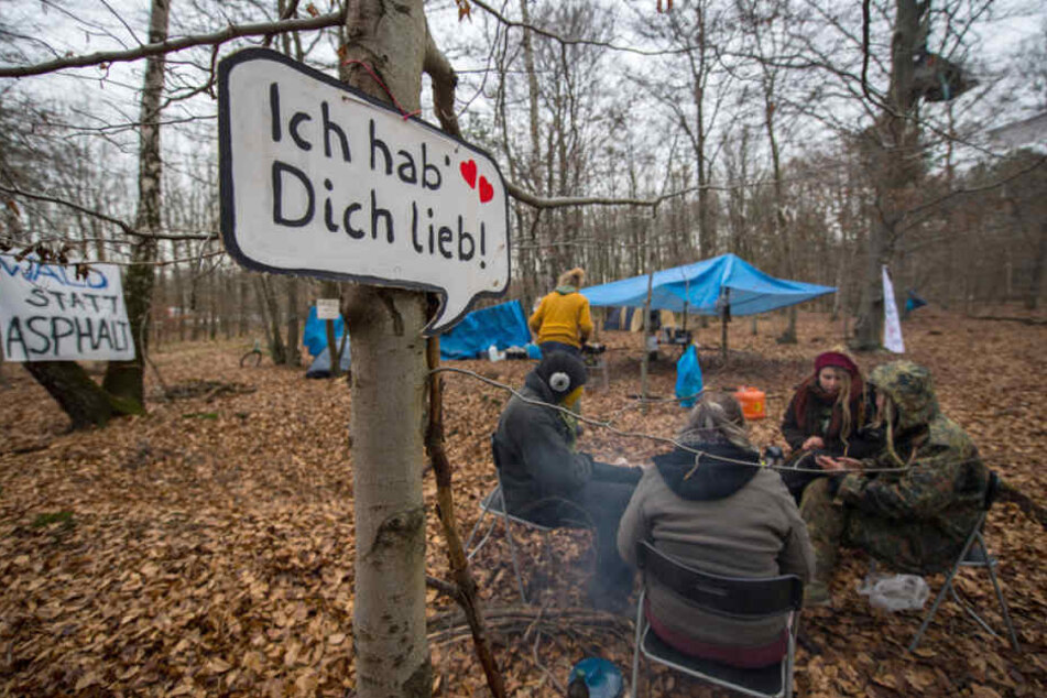 Die Öko-Aktivisten trotzen auf ihrer Mission Wind und Wetter.