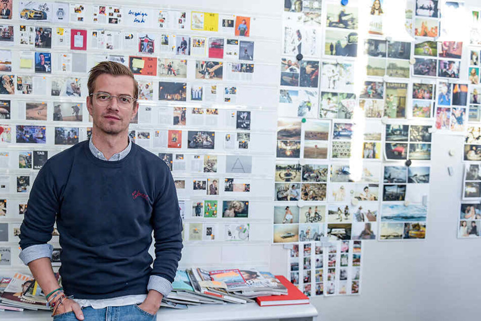 Joko Winterscheidt vor dem Layout des neuen Lifestyle-Magazins "JWD.".