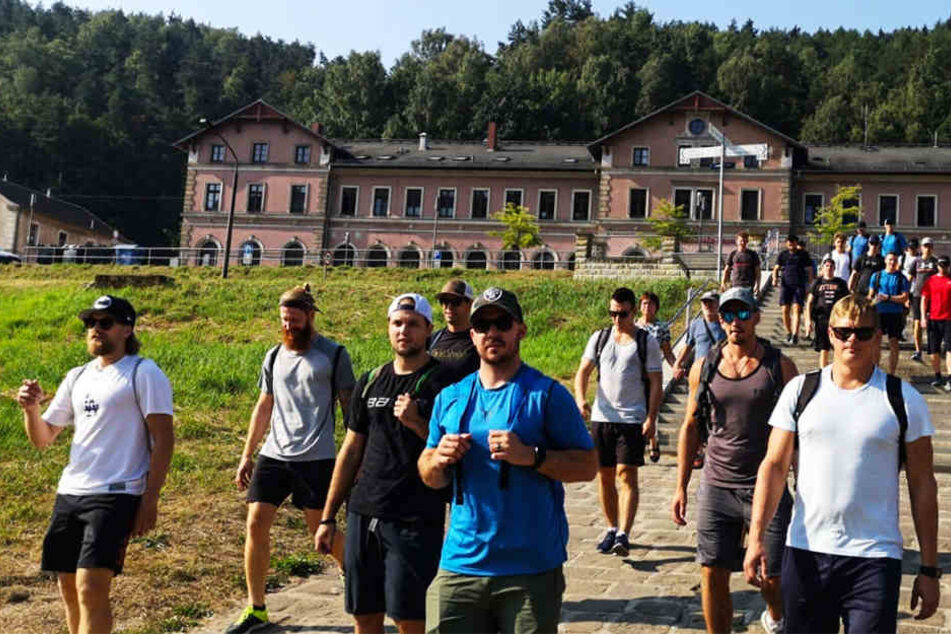 Gegen 8.30 Uhr waren die Eislöwen im Wanderparadies Sächsische Schweiz angekommen und musste mit der Fähre übersetzen.