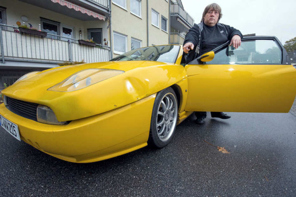 Wolfgang Weihe (50) ärgert sich über die Delle in seinem Fiat Coupé.