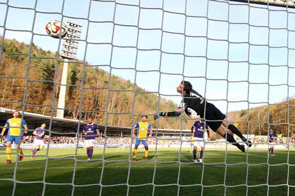 Das bittere 1:2 im letzten Heimspiel gegen Braunschweig: Der Ball springt von der Latte an den Rücken von Martin Männel und geht rein.