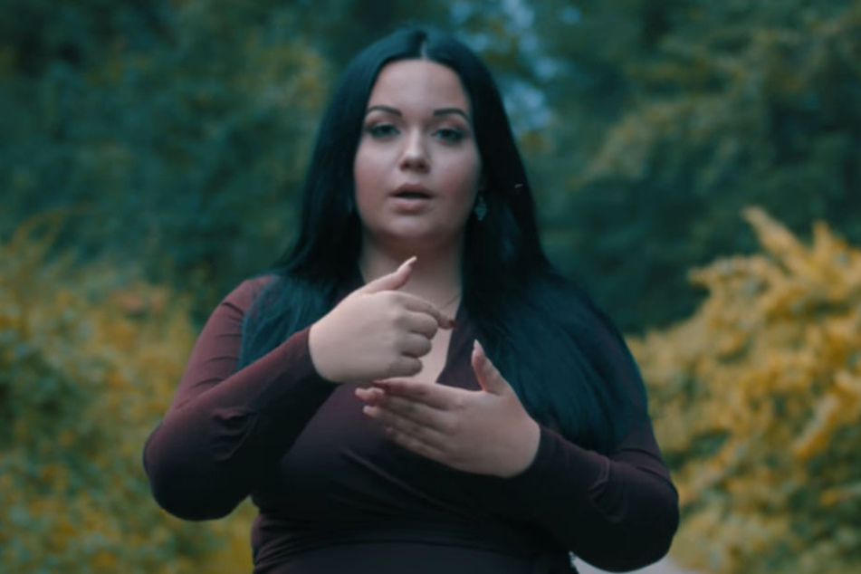 Während SIGA rappt, übersetzt Vanessa in Gebärdensprache.
