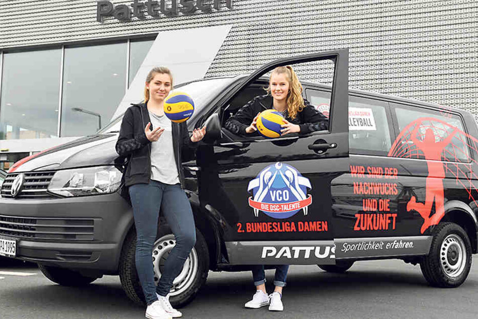 Die DSC-Girls Franziska Nitsche (l.) und
Camilla Weitzel vor einem der neuen VW-Busse vom Autohaus Jörg Pattusch.
