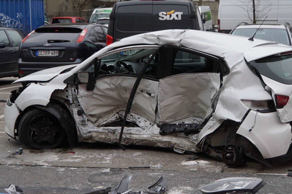 Das Polizeiauto fuhr in die linke Seite des Kleinwagens.