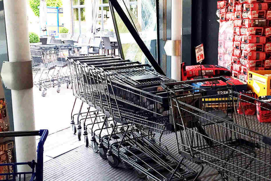Mittels dieser Einkaufswagen verschafften sich unbekannte Räuber Zugang zum Supermarkt.