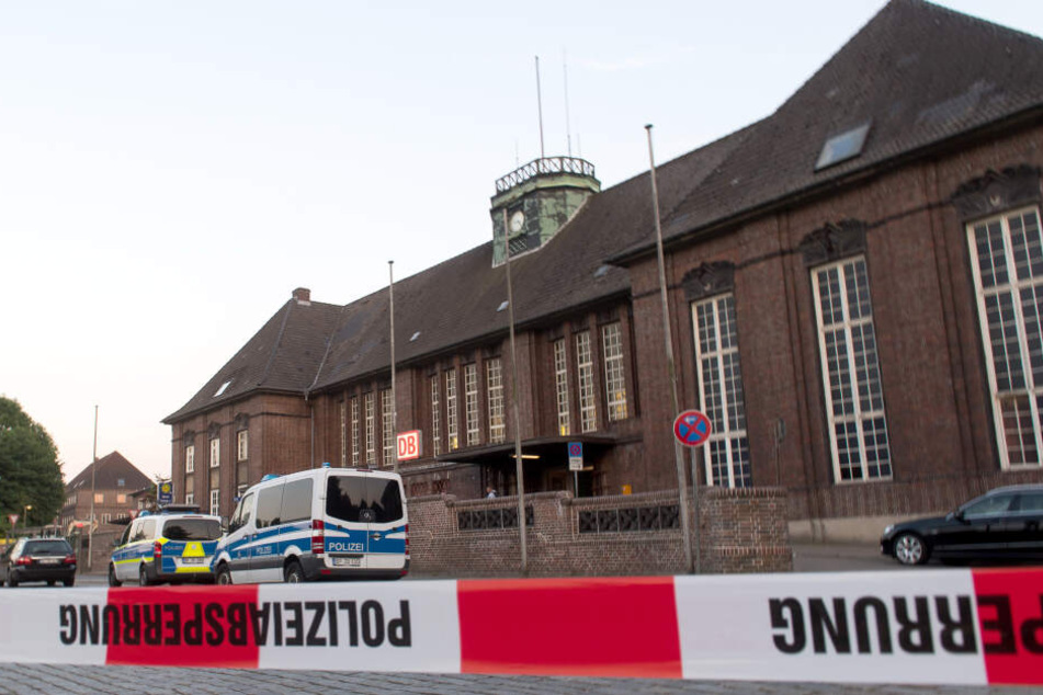 Der Bahnhof ist von der Polizei weiträumig abgesperrt (Symbolbild).