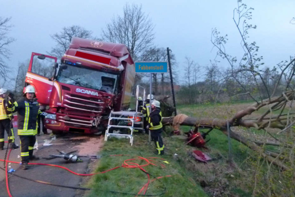 Der eingeklemmte Fahrer musste aus dem Führerhaus befreit werden.