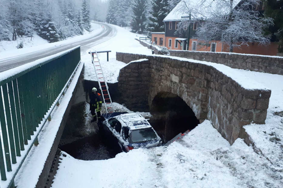 Schlecht eingeparkt! Mitten in der Roten Weißeritz landeten zwei Frauen mit ihrem
Subaru.