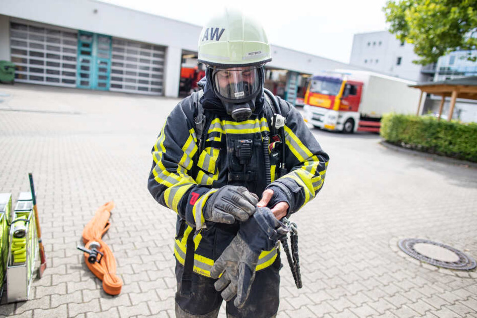 Heute sind Feuerwehrmänner laut Schneid durch ihre Schutzkleidung deutlich besser geschützt als vor 30, 40 Jahren (Symbolbild9.