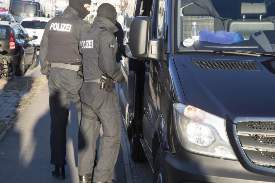 Die Bundespolizei hat sich am vergangenen Wochenende mehrere Männer mit illegaler Pyrotechnik geschnappt.