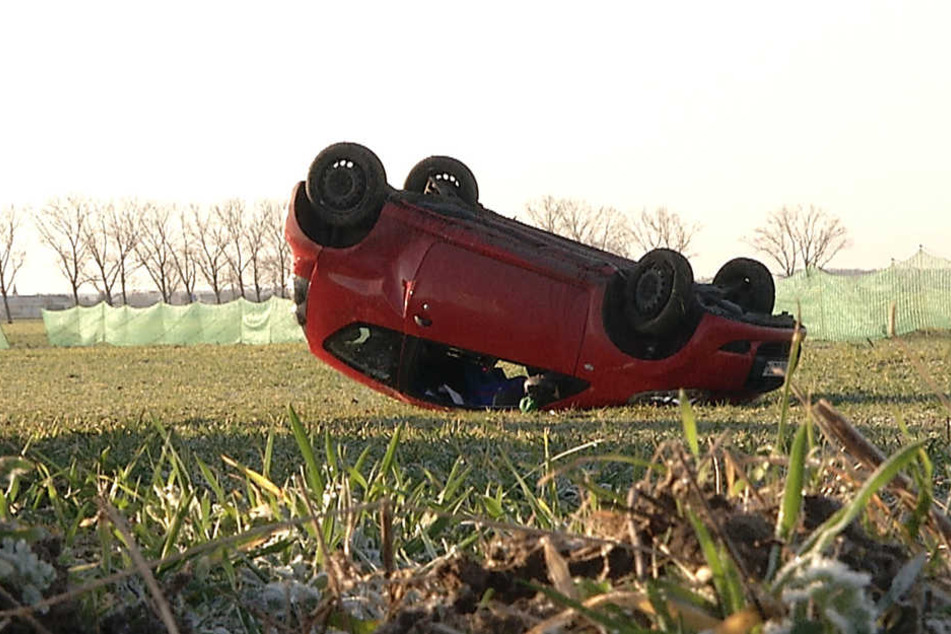 Das Auto hatte sich auf dem Feld dreimal überschlagen, ehe es auf dem Dach liegen blieb.