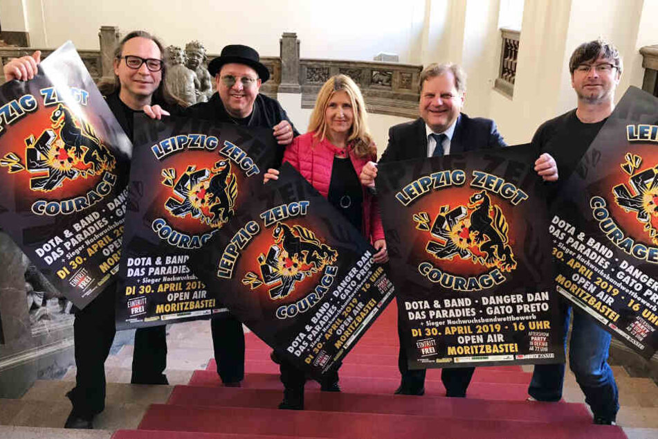 Karikaturist Schwarwel, Prinzen-Sänger Sebastian Krumbiegel, Heike Engel vom ANKER e.V., Sozialbürgermeister Thomas Fabian und MB-Programmchef Rick Barkawitz mit dem neuen Plakat zum diesjährigen "Leipzig zeigt Courage!"- Open Air.