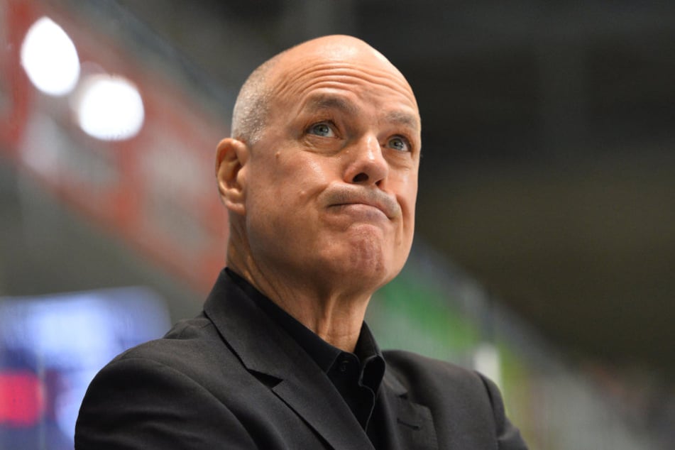 Bill Stewart schaut kritisch: Mit der Schiedsrichter-Leistung beim Derby in Weißwasser war der Eislöwen-Coach überhaupt nicht einverstanden.